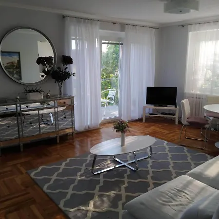 Pretty In With Garden, Balcony, Parking