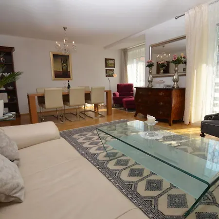 Pretty In With Garden, Balcony, Parking شقة